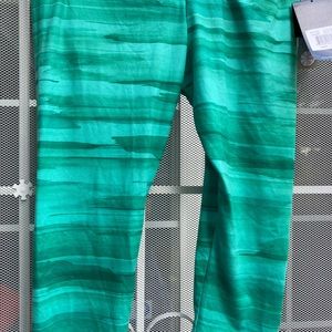 NWT. Advanced knitting technology green Marika tech Capri